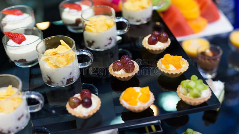 根据《中华人民共和国食品安全法》等相关法律法规，无证经营粮油店将面临以下处罚：